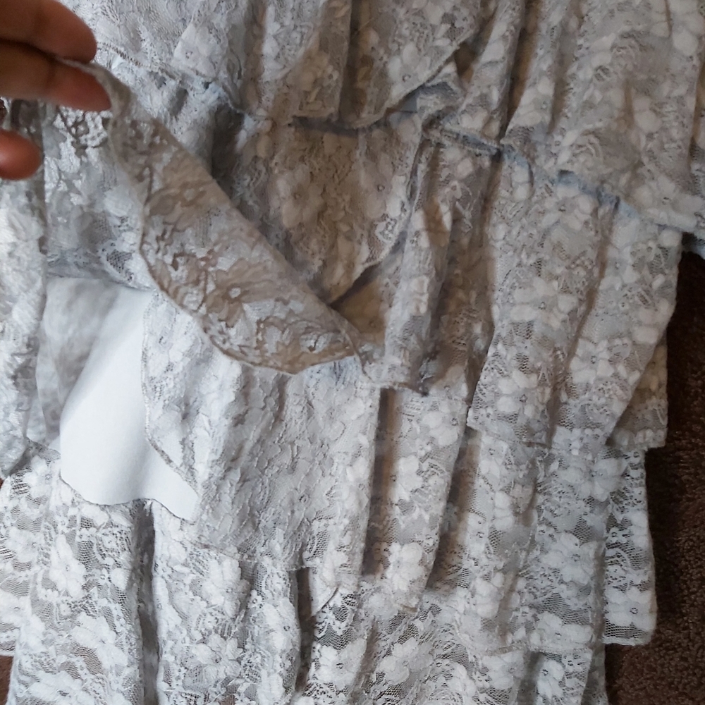 Little lace gray top.. sleeveless and perfect fit for jeans day - Picture 6 of 11